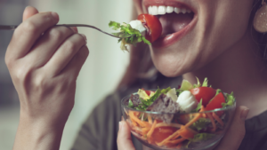 una donna che mangia insalata